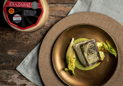 Bacalao con Costra de Queso Idiazabal y Aceituna Negra y Crema de Lechuga y Cebolla
