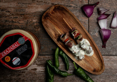 Brocheta de Cordero de Navarra y Verduras con Salsa de Queso Idiazabal y Chimichurri