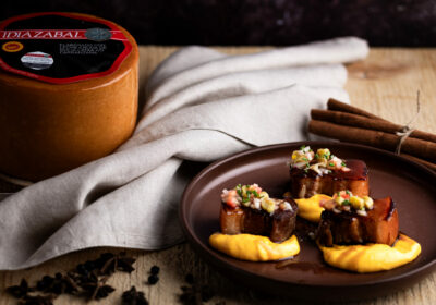 Panceta de Cerdo Estofada con Sake, Miel, Crema de Boniato y Queso Idiazabal, Picada de Piparras