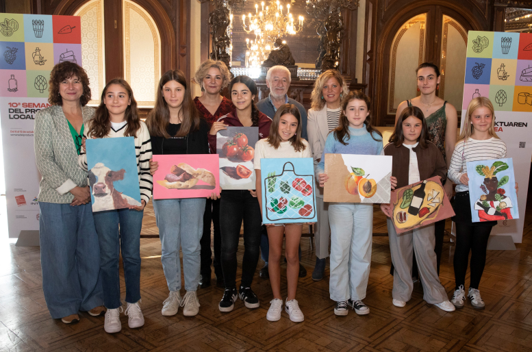 Julia Lara Esandi y Alaia Morala Turumbay, ganadoras de la quinta edición del Concurso de Pintura de la Semana de Producto Local